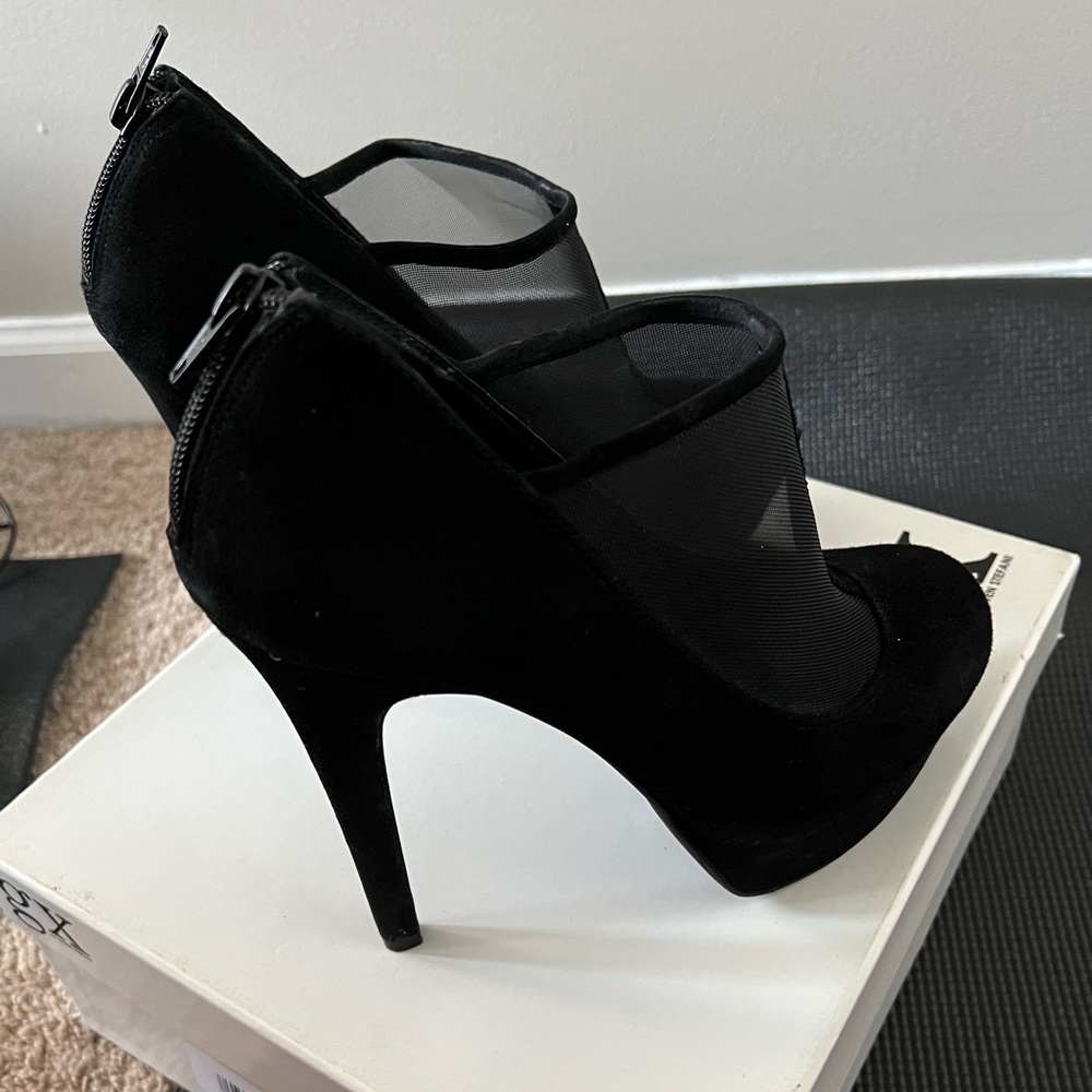 Jessica Simpson 91/2 Black suede high heel shoe